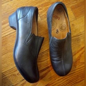 Taos Black Leather Heeled Loafer Clog Shoe Slip On